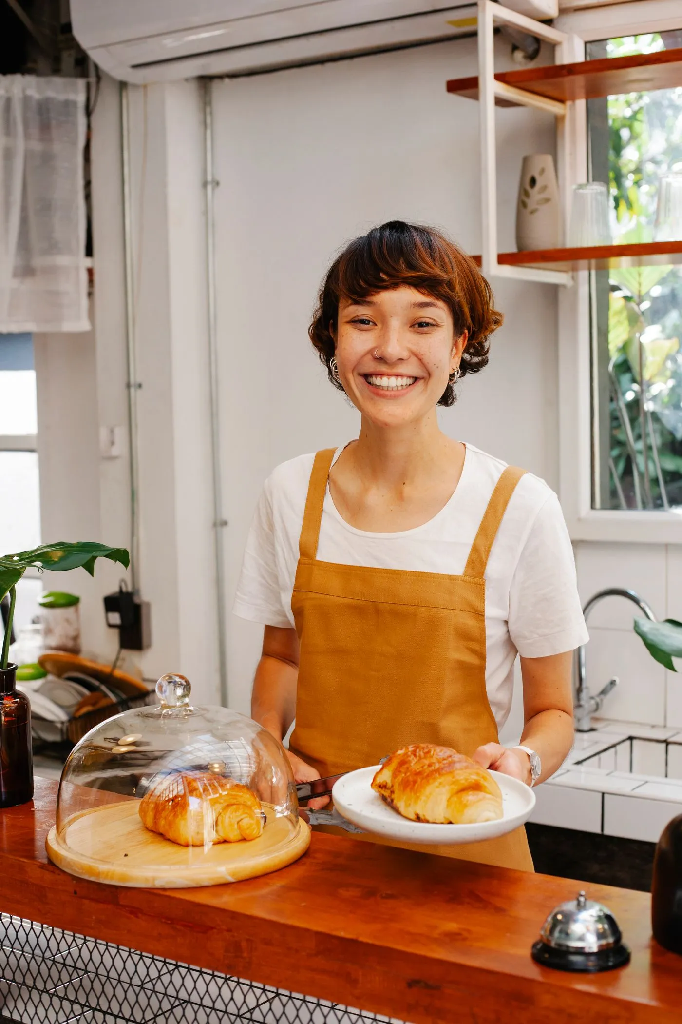 Boulangère souriante derrière son comptoir