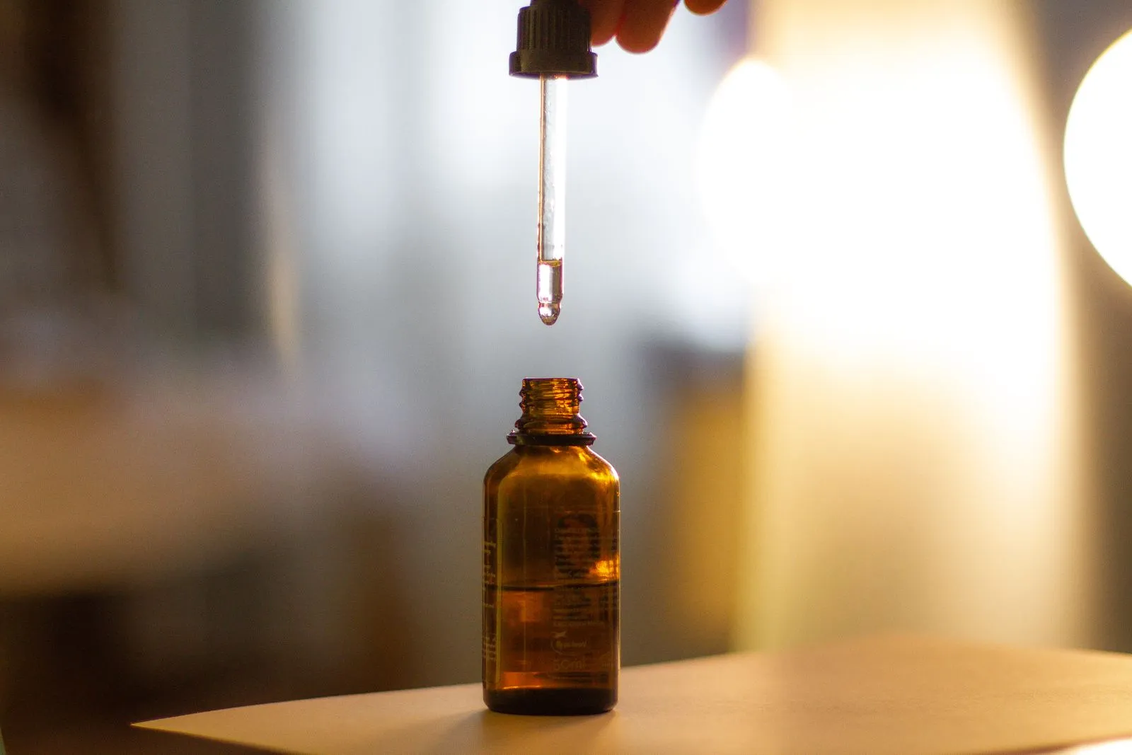 Pipette au-dessus d’un flacon de sérum ambré